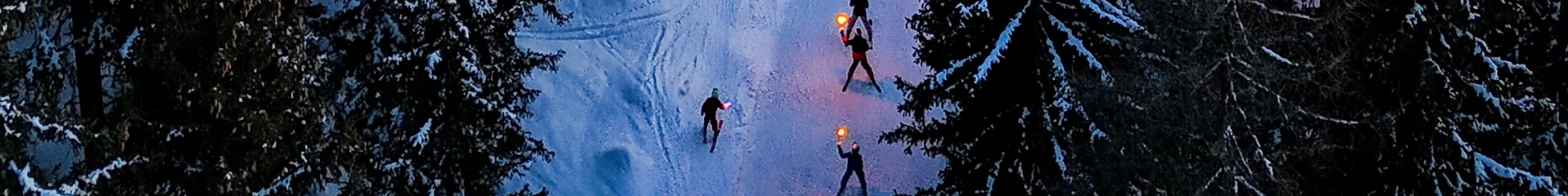 Descente aux flambeaux à la tombée de la nuit sur les pistes de Sainte-Foy-Tarentaise
