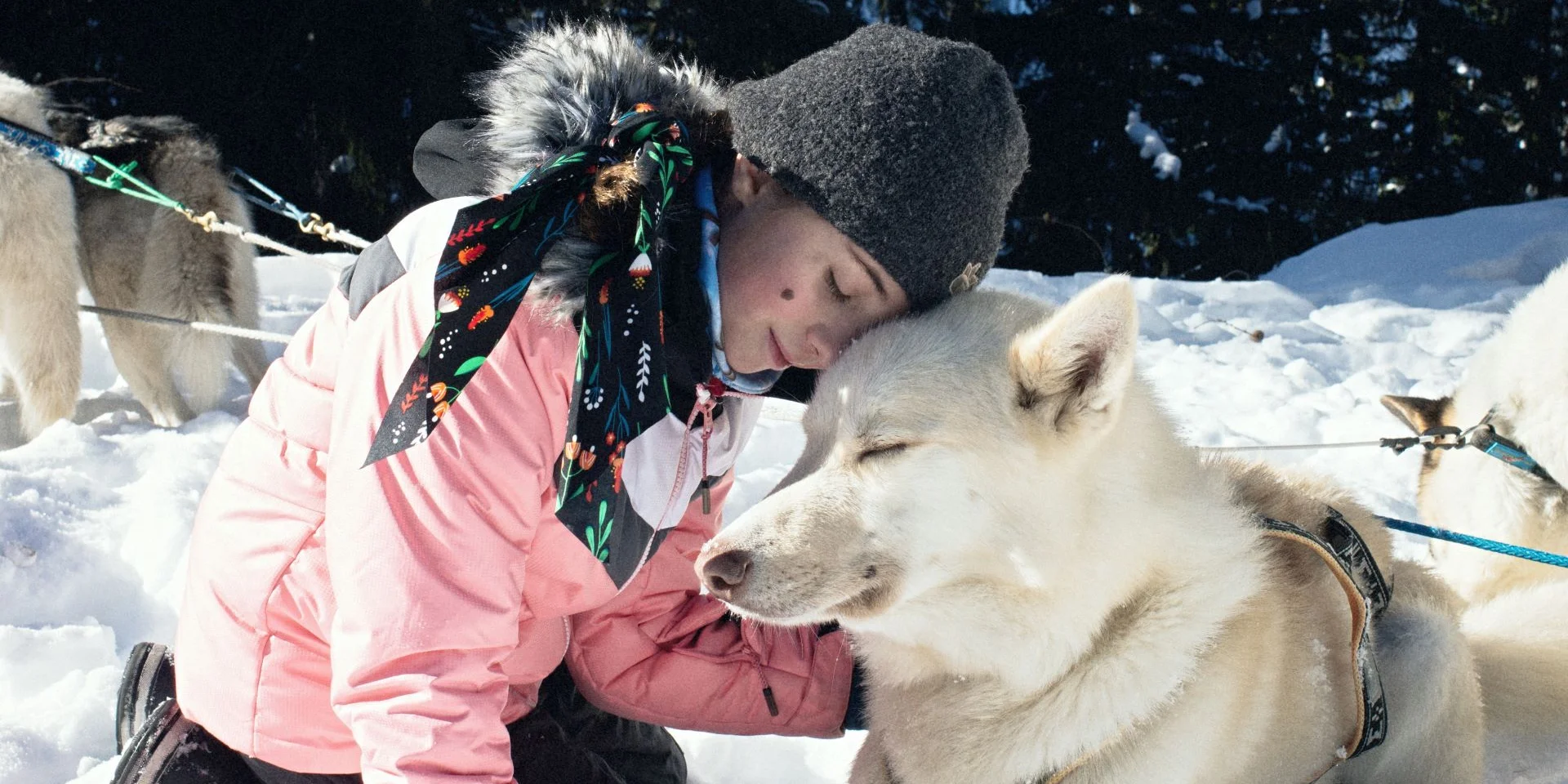 Petite fille avec son chien dans la neige à Sainte-Foy-Tarentaise