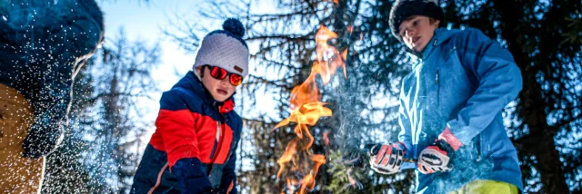 Bushcraft avec l'ESF à Sainte-Foy-Tarentaise, apprentissage des techniques de survie en pleine nature