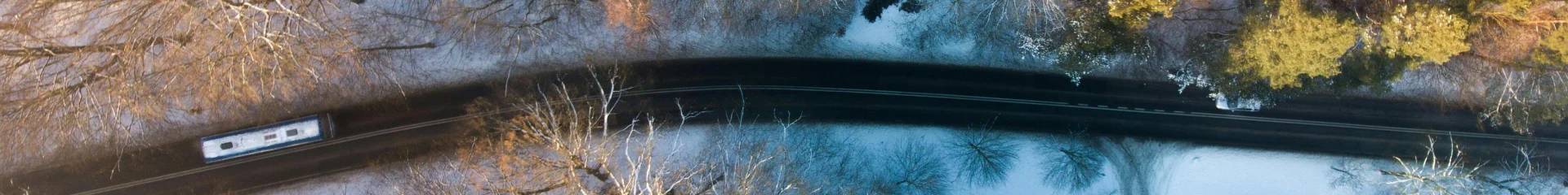 Vue aérienne d'une route allant à la station d Sainte-Foy-Tarentaise avec une navette