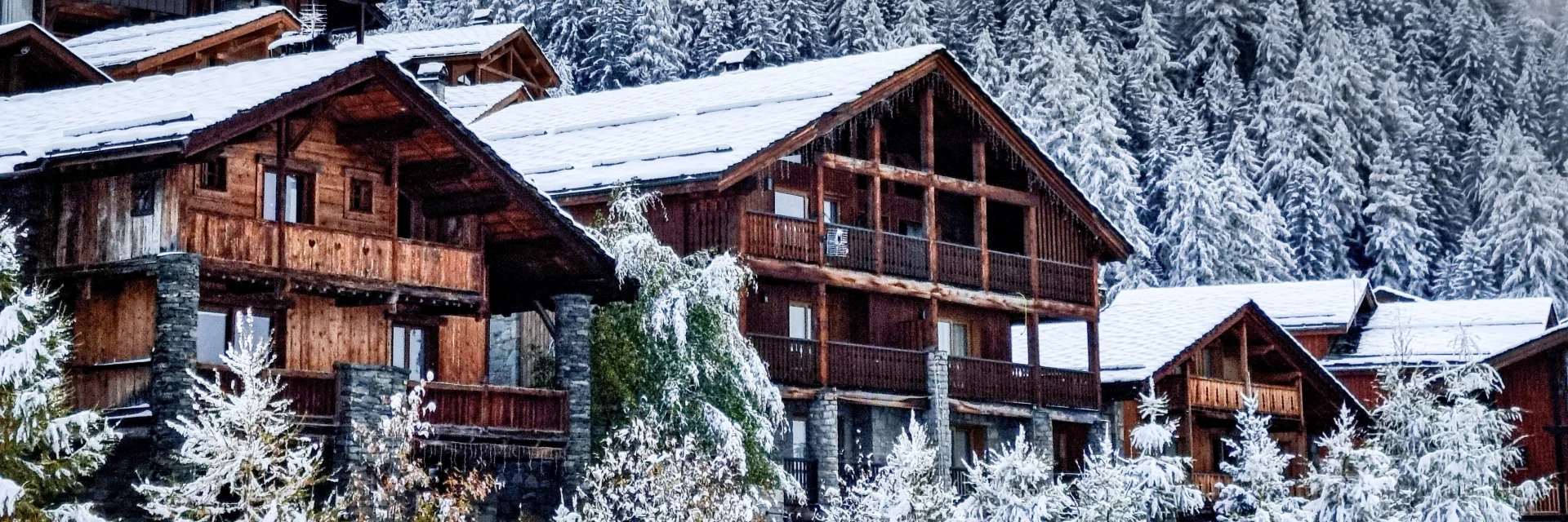 Chalets et sapins enneigés à Sainte-Foy-Tarentaise