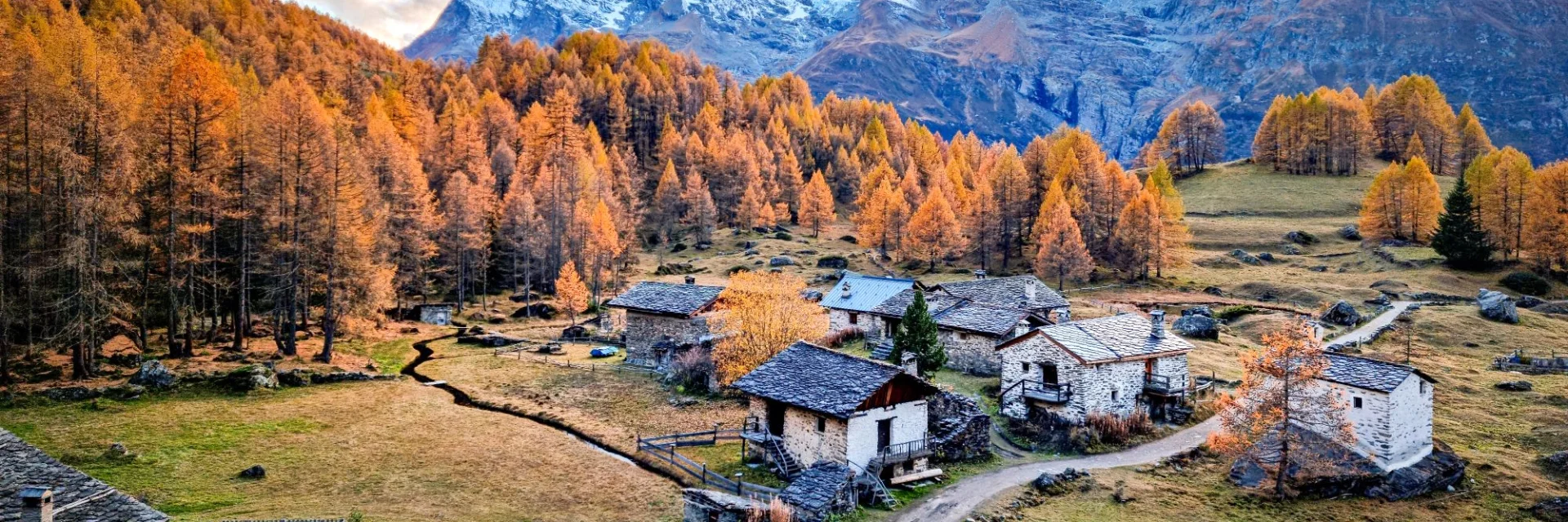 Village classé du Monal avec vue glacier du Mont Pourri Village du Monal en hiver à Sainte-Foy-Tarentaise
