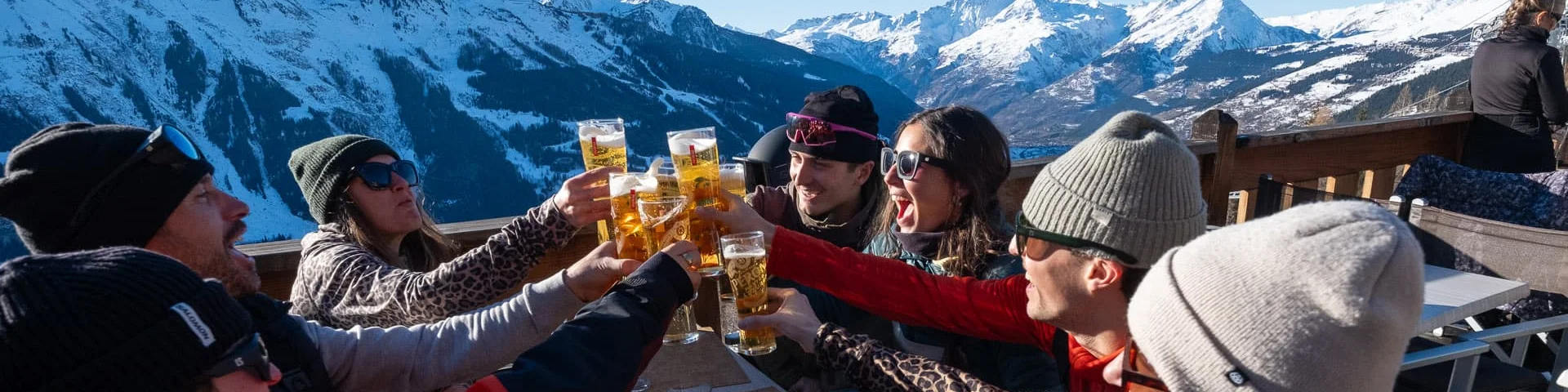 Groupes d'amis trinquant sur la terrasse du restaurant d'altitude les Marquises Restaurant Altitude Sainte Foy Tarentaise