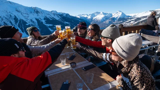 Groupes d'amis trinquant sur la terrasse du restaurant d'altitude les Marquises Restaurant Altitude Sainte Foy Tarentaise