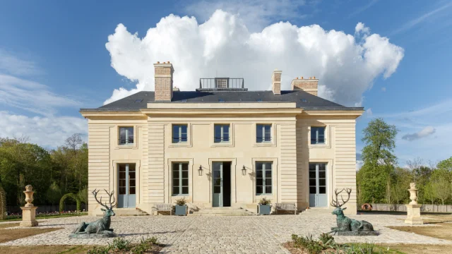 Pavillon de la Muette sous un beau ciel bleu