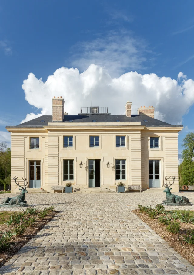 Pavillon de la Muette sous un beau ciel bleu
