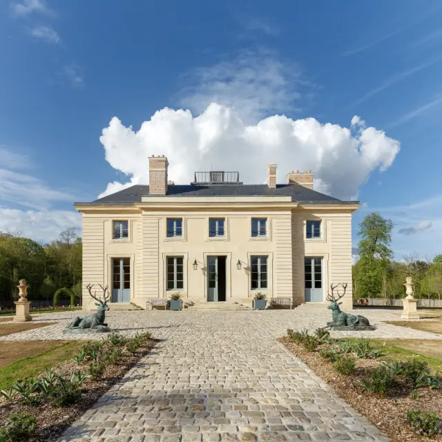 Pavillon de la Muette sous un beau ciel bleu