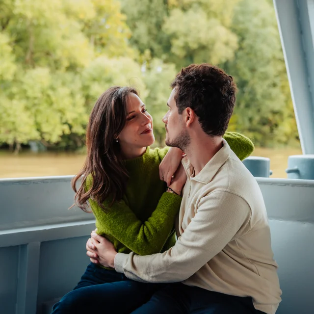 Couple sur un bateau lors d'une croisière qui se regarde et s'enlace
