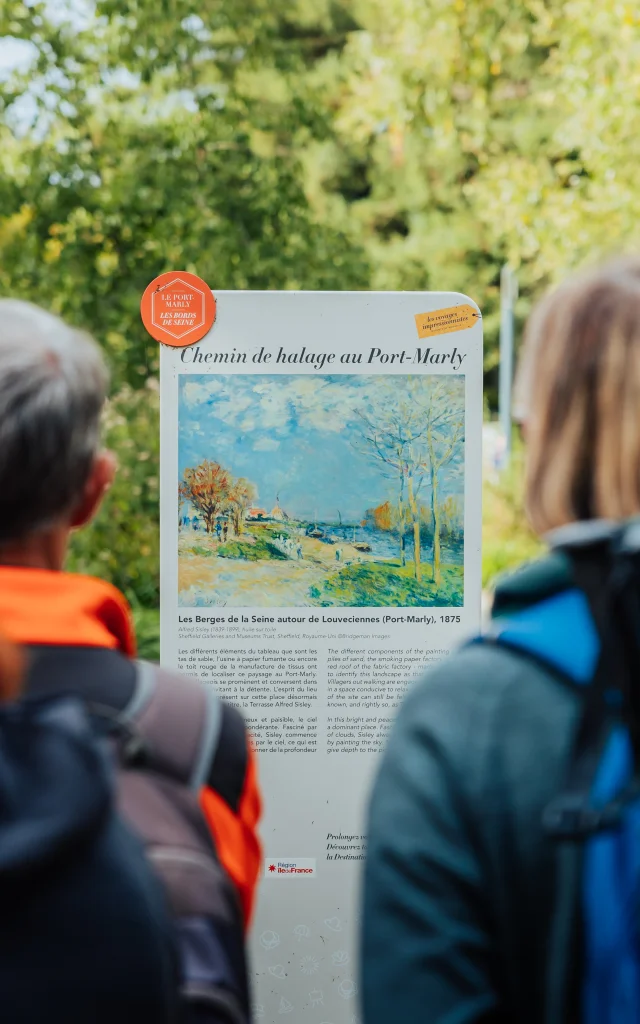 Group of walkers in front of a sign on the Chemin des Impressionnistes in Port-Marly