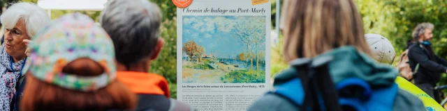 Groupe de randonneurs devant un panneau du Chemin des Impressionnistes au Port-Marly