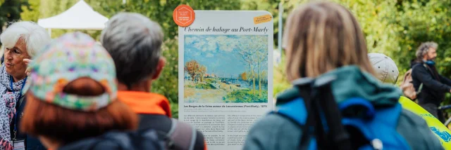 Groupe de randonneurs devant un panneau du Chemin des Impressionnistes au Port-Marly