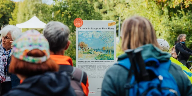 Grupo de senderistas delante de una señal en el Chemin des Impressionnistes en Port-Marly