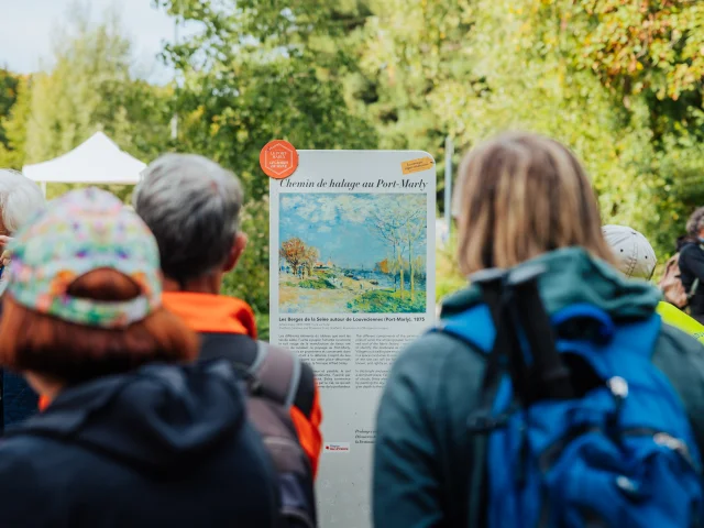 Groupe de randonneurs devant un panneau du Chemin des Impressionnistes au Port-Marly
