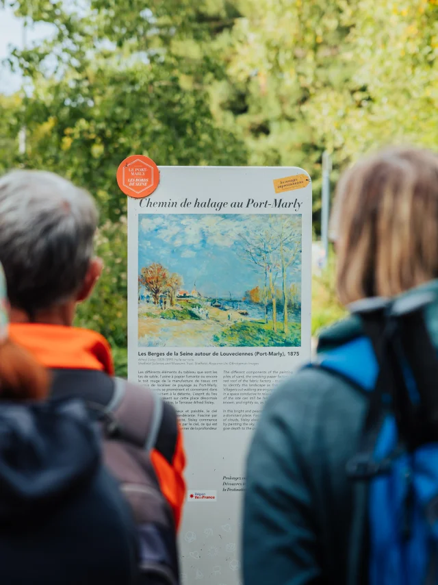 Groupe de randonneurs devant un panneau du Chemin des Impressionnistes au Port-Marly