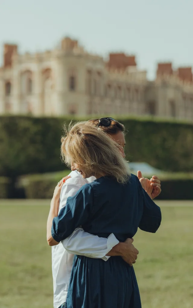 Couple devant le château de Saint-Germain-en-Laye
