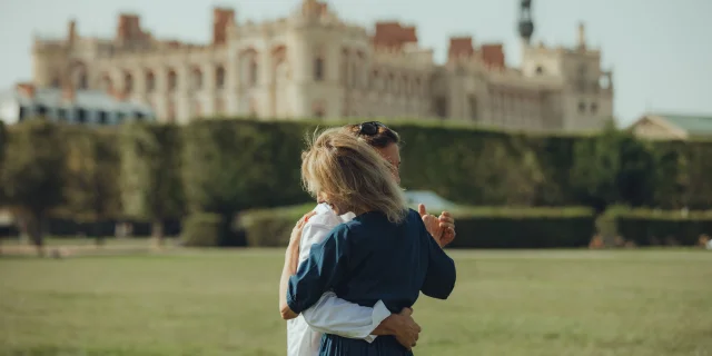 Couple devant le château de Saint-Germain-en-Laye