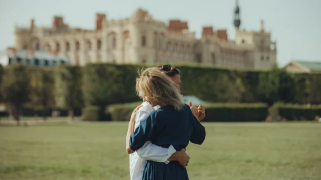 Couple devant le château de Saint-Germain-en-Laye