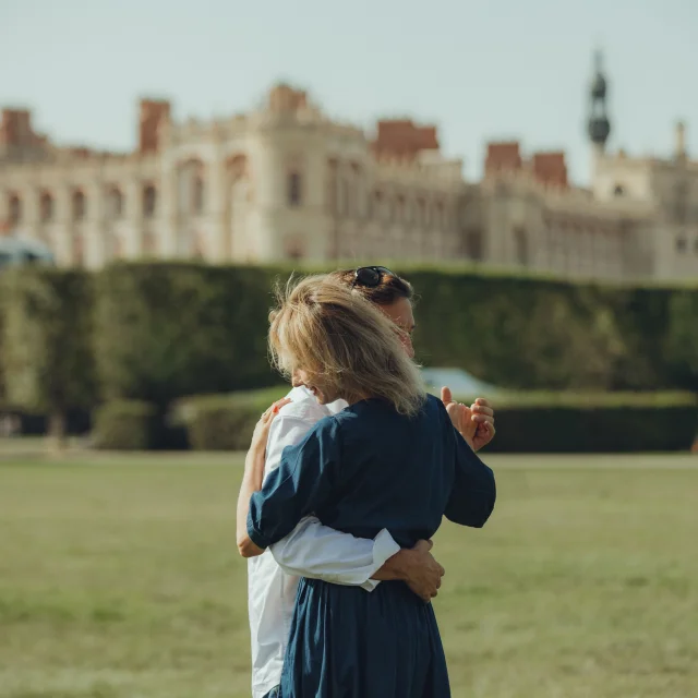Couple devant le château de Saint-Germain-en-Laye