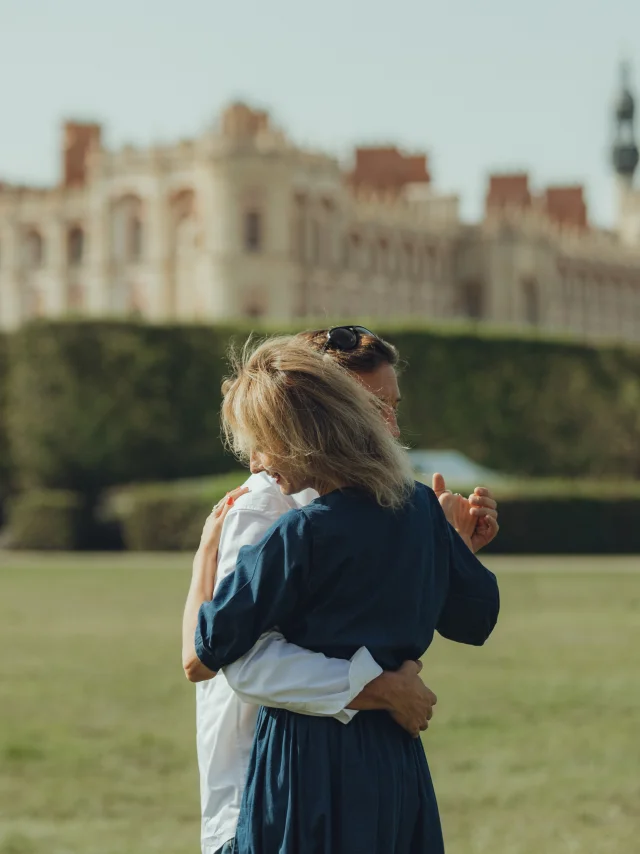 Couple devant le château de Saint-Germain-en-Laye