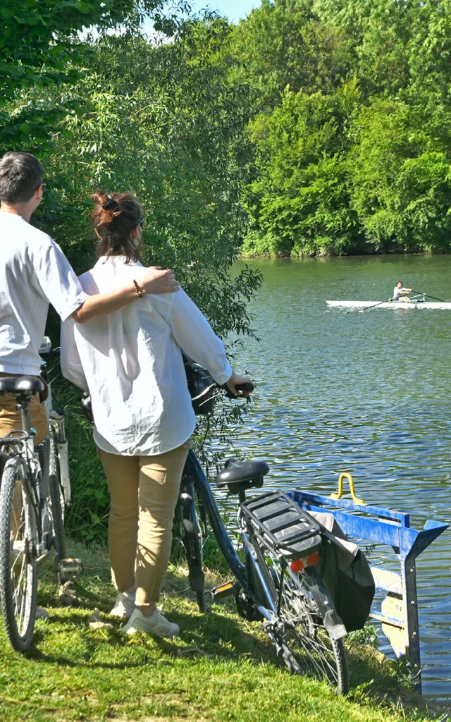 Promeneurs en bords de Seine au Port-Marly