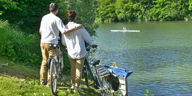 Promeneurs en bords de Seine au Port-Marly