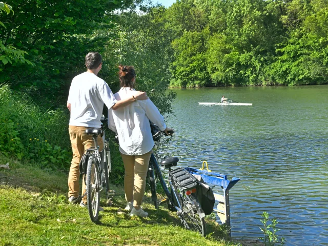 Promeneurs en bords de Seine au Port-Marly