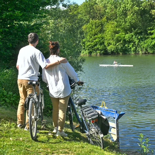 Promeneurs en bords de Seine au Port-Marly
