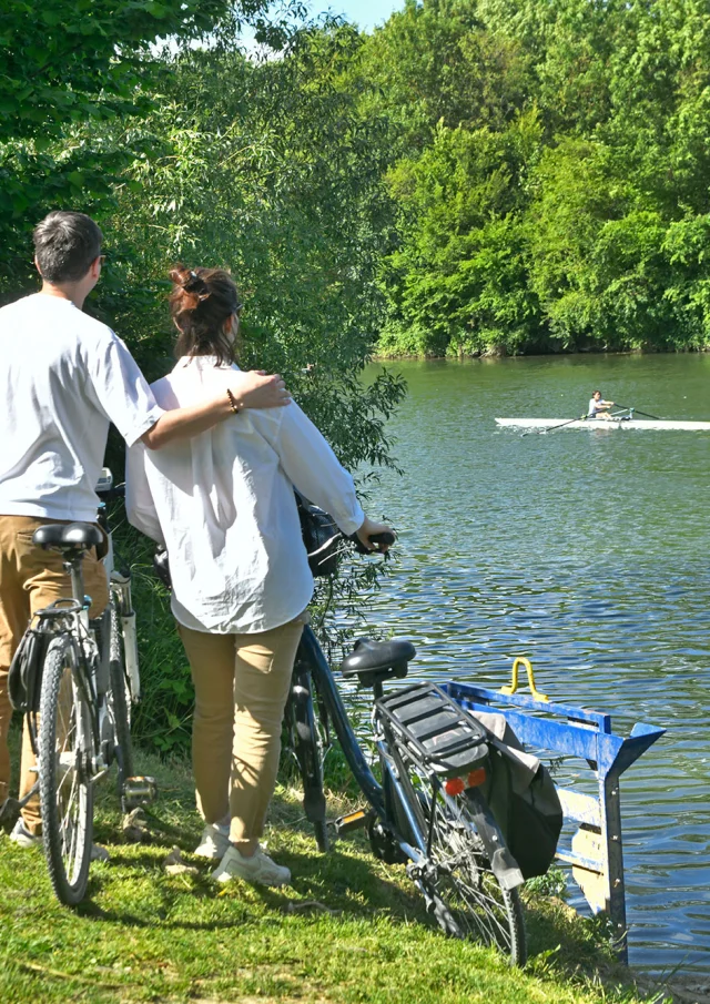 Promeneurs en bords de Seine au Port-Marly