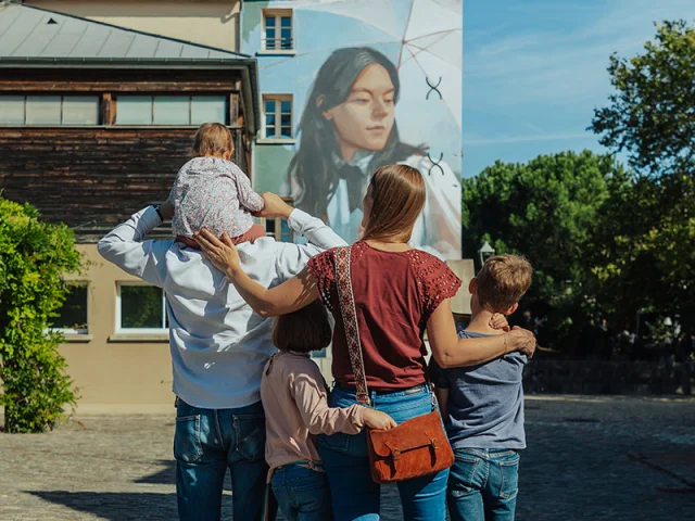 Famille découvrant le Street Art à Chatou