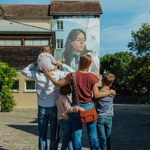 Famille découvrant le Street Art à Chatou