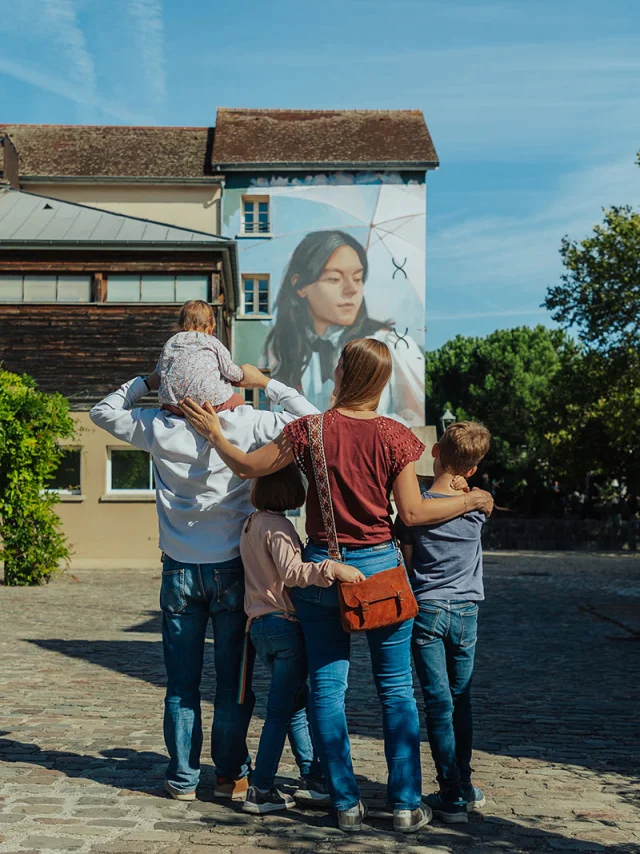 Famille découvrant le Street Art à Chatou