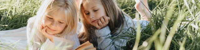 Deux fillettes allongées dans ls champs. Pexels Olia Danilevich 4982453