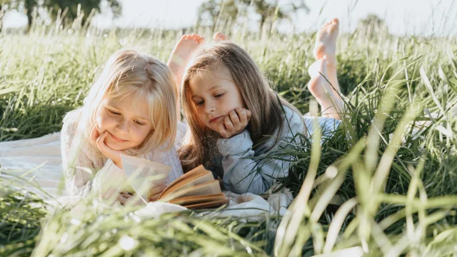 Deux fillettes allongées dans ls champs. Pexels Olia Danilevich 4982453