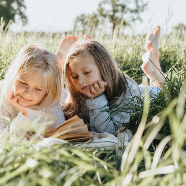 Deux fillettes allongées dans ls champs. Pexels Olia Danilevich 4982453
