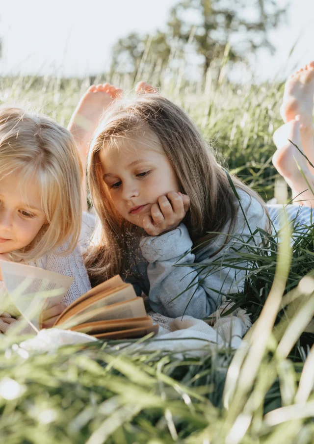 Deux fillettes allongées dans ls champs. Pexels Olia Danilevich 4982453