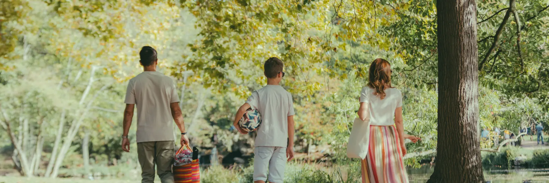 Famille qui se balade au lac des Ibis au Vésinet pendant le printemps