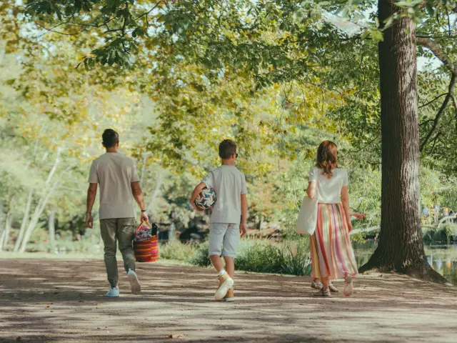 Famille qui se balade au lac des Ibis au Vésinet pendant le printemps