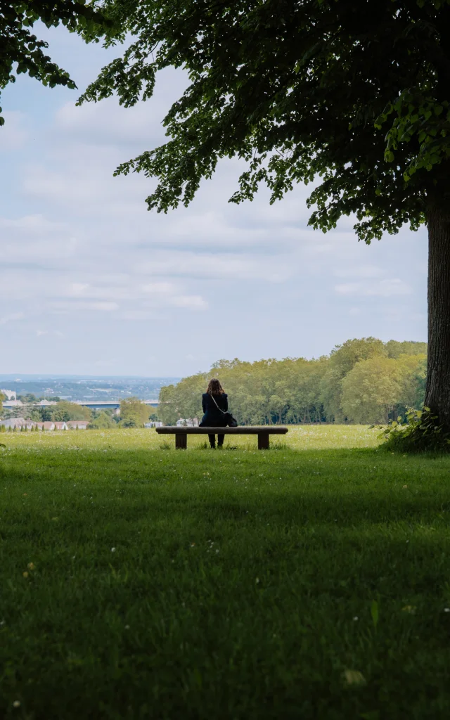 Personne sur un banc dans le domaine de Marly à Marly-le-Roi
