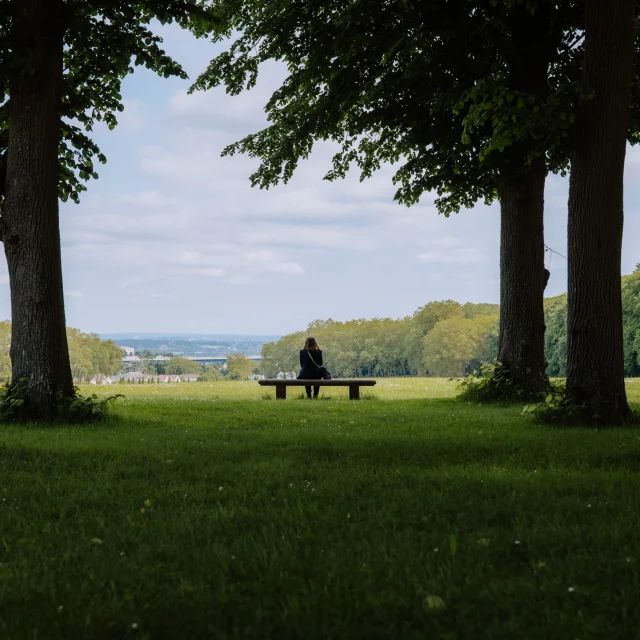 Personne sur un banc dans le domaine de Marly à Marly-le-Roi