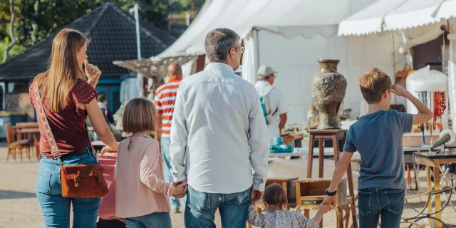 Famille avec les deux parents et les trois enfants marchant de dos à la foire de Chatou