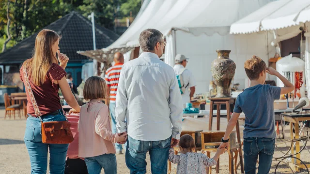 Famille avec les deux parents et les trois enfants marchant de dos à la foire de Chatou