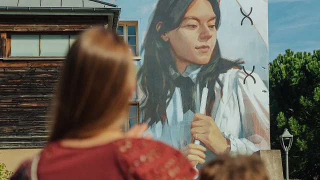 Une mère et son fils entrain de regarder la fresque Street Art sur l'ile des impressionnistes à Chatou