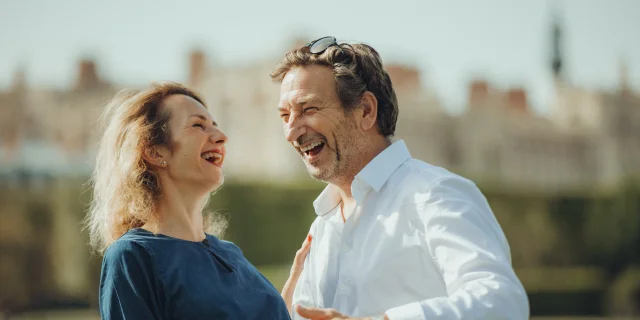 Couple qui rit devant le château de Saint-Germain-en-Laye
