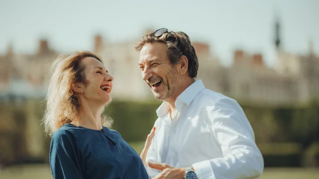 Couple qui rit devant le château de Saint-Germain-en-Laye