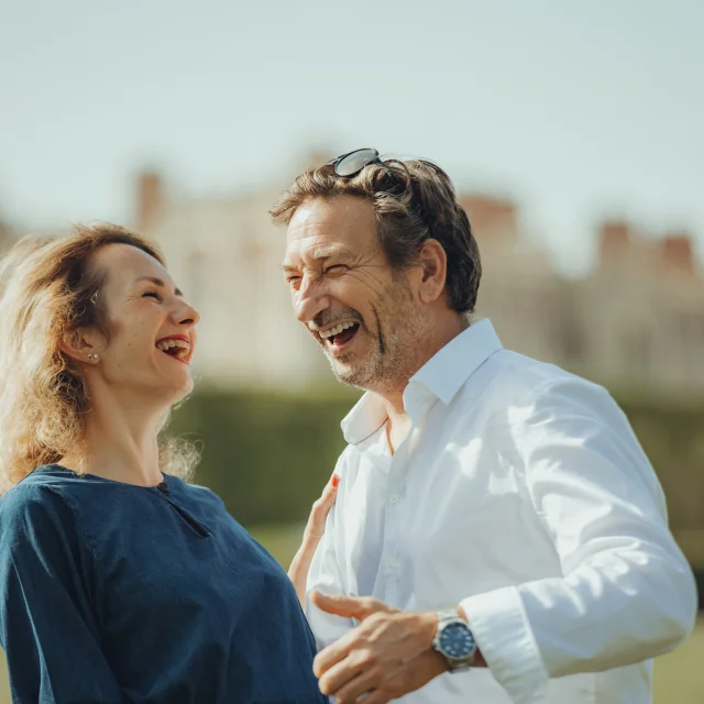 Couple qui rit devant le château de Saint-Germain-en-Laye