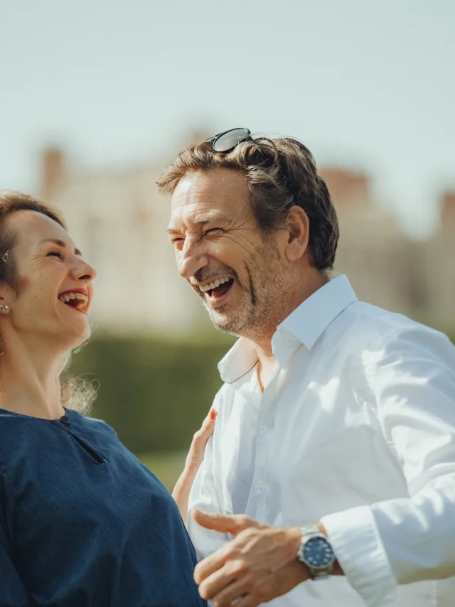 Couple qui rit devant le château de Saint-Germain-en-Laye