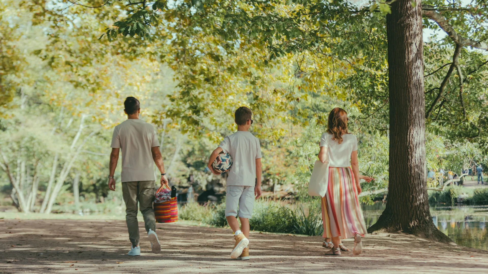 Famille qui se balade au lac des Ibis au Vésinet pendant le printemps