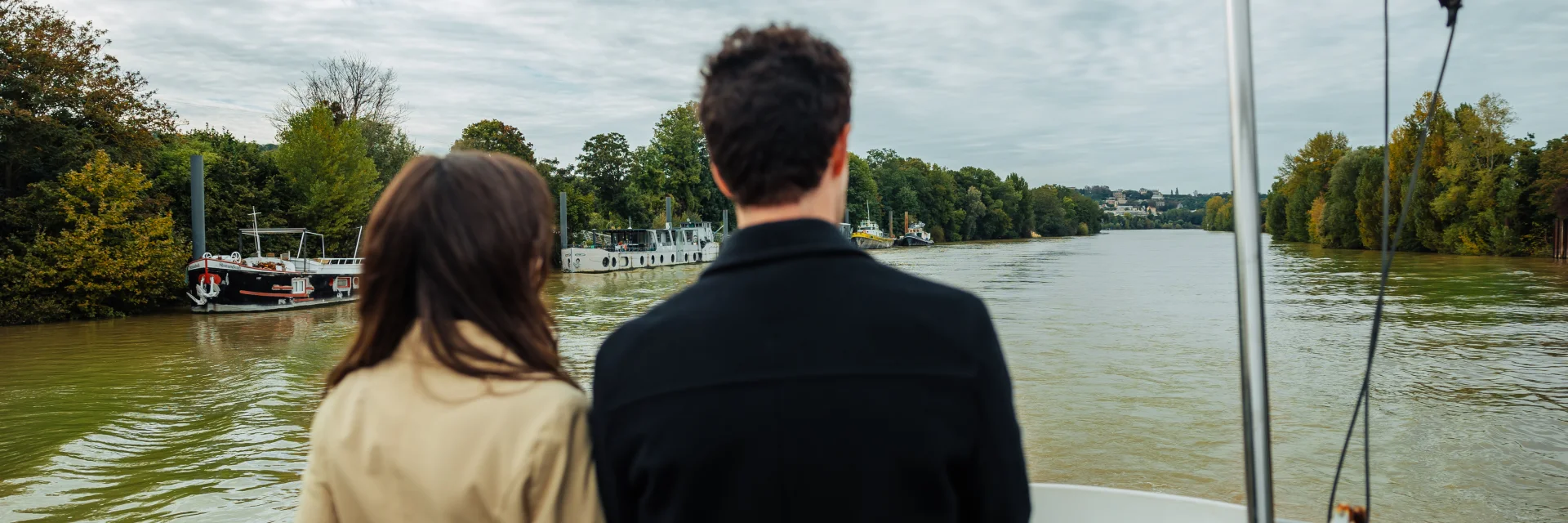Couple entrain de regarder la seine pendant une croisière