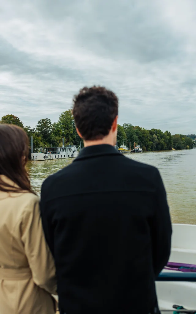 Pareja contemplando el Sena durante un crucero
