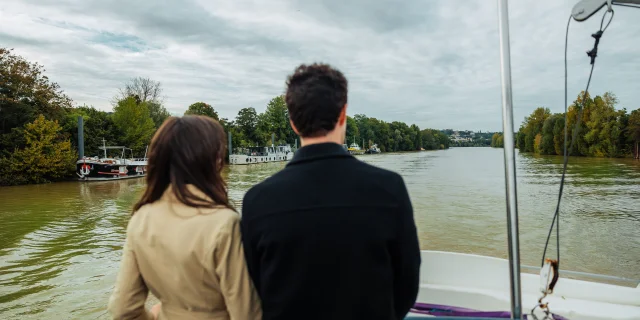 Pareja contemplando el Sena durante un crucero